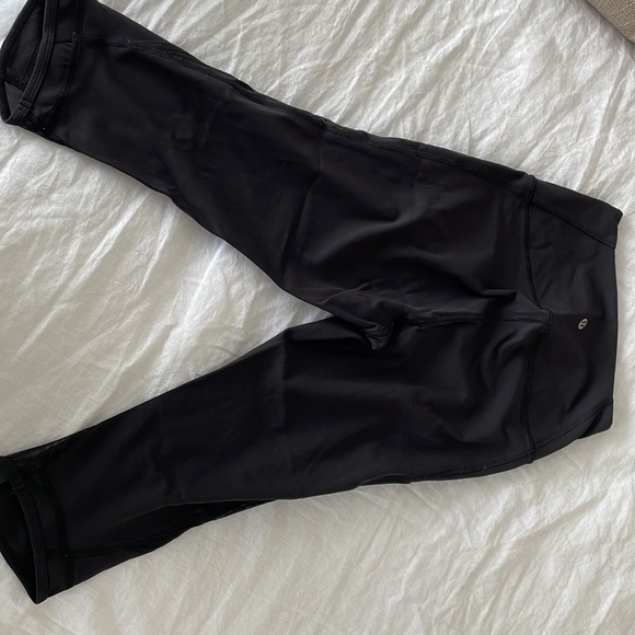 Lulu lemon cropped peekaboo leggings, perfect condition black size 4 - Picture 2 of 4
